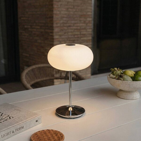 Lucande LED stolná lampa na akumulátor Anoria, chróm/biela, sklo, IP44, USB, Chrómová / strieborná, Obývacia izba / jedáleň, Sklo, Dizajn, Stojacie svietidlo