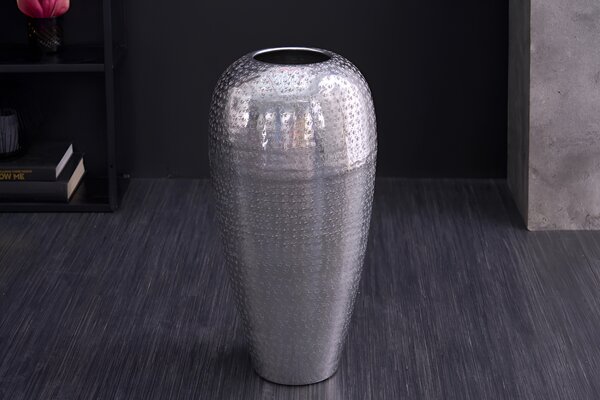Orientálna okrúhla kovová strieborná váza Mara s vybíjaným lesklým povrchom a okrúhlym otvorom 50 cm