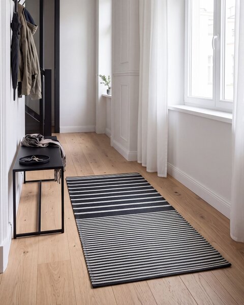 Vonkajší koberec čierny plastový 90 x 180 cm pruhovaný s geometrickým vzorom ekologický moderný minimalistický