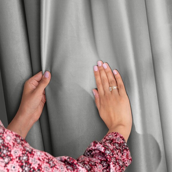 Záves AmeliaHome Velvet s multifunkčnou páskou 140x270 cm strieborný, veľkosť 140x270