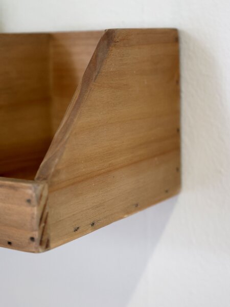 Nástenná polica s 9 priehradkami z jedľového dreva a keramiky – 89*16*11 cm - Chic Antique