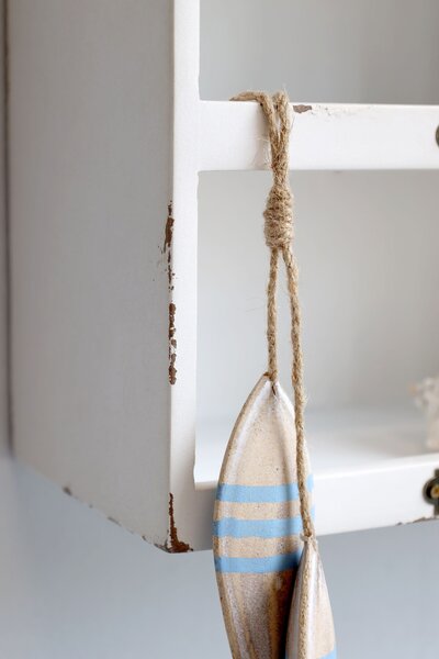 Biela antik nástenná polička Chic Antique so 6 priehradkami – 50*14,5*37 cm - Chic Antique