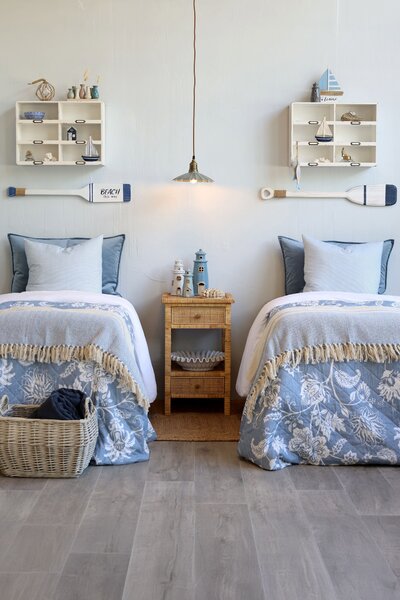 Biela antik nástenná polička Chic Antique so 6 priehradkami – 50*14,5*37 cm - Chic Antique