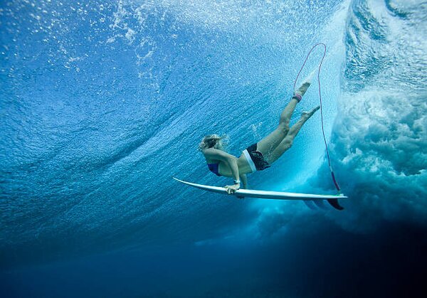 Umelecká fotografie Female Pro surfer at Cloud Break Fiji, Justin Lewis, (40 x 26.7 cm)