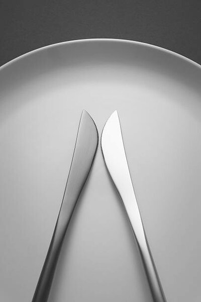 Umelecká fotografie Black Knife and White Knife Swordplay, MirageC, (26.7 x 40 cm)