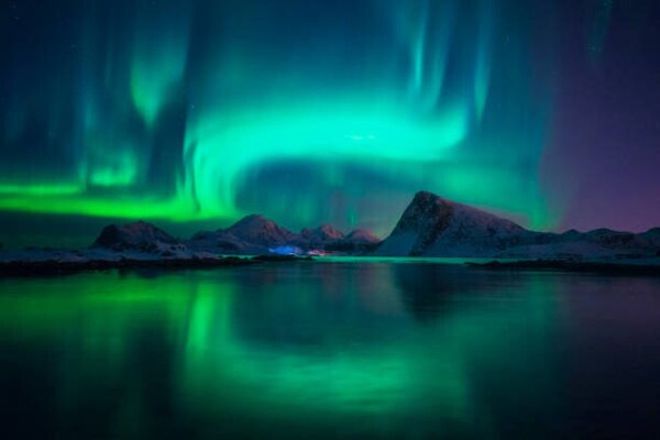 Umelecká fotografie Northern Lights over the Lofoten Islands in Norway, Photos by Tai GinDa, (40 x 26.7 cm)