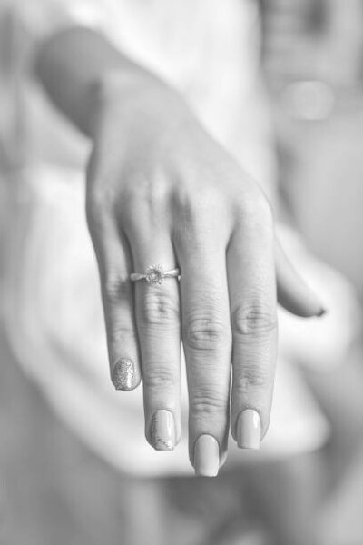 Umelecká fotografie Women hand with diamond ring. Wedding accessories, Kyrylo Matukhno, (26.7 x 40 cm)