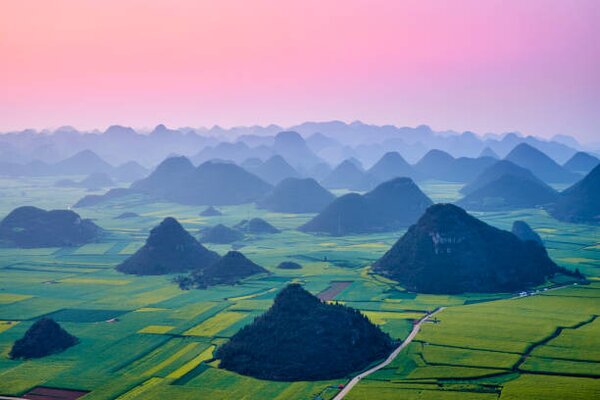 Umelecká fotografie China, Yunnan, Luoping, Fields of rapeseed, Tuul & Bruno Morandi, (40 x 26.7 cm)
