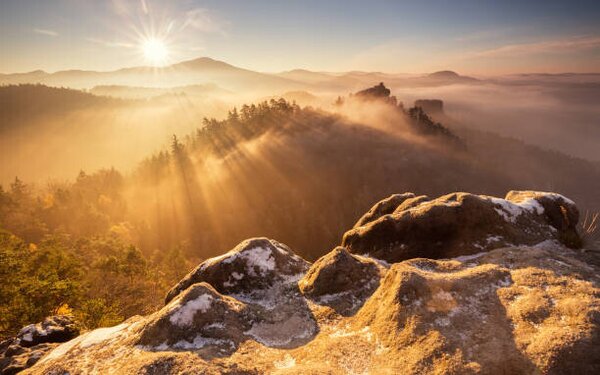 Fotografia Misty morning,Scenic view of mountains against, Karel Stepan / 500px, (40 x 24.6 cm)