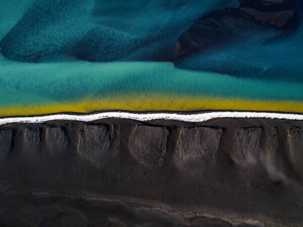 Umelecká fotografie Drone shot showing a black sand, Abstract Aerial Art, (40 x 30 cm)