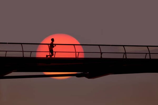 Fotografia Man out for morning run over bridge., Grant Faint, (40 x 26.7 cm)