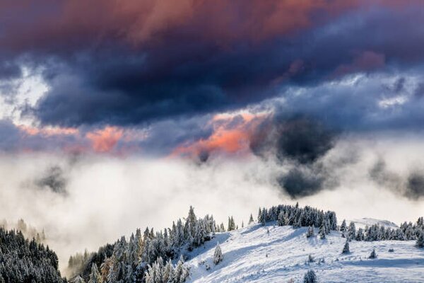 Umelecká fotografie Dramatic dawn in winter mountains in the Alps, Anton Petrus, (40 x 26.7 cm)