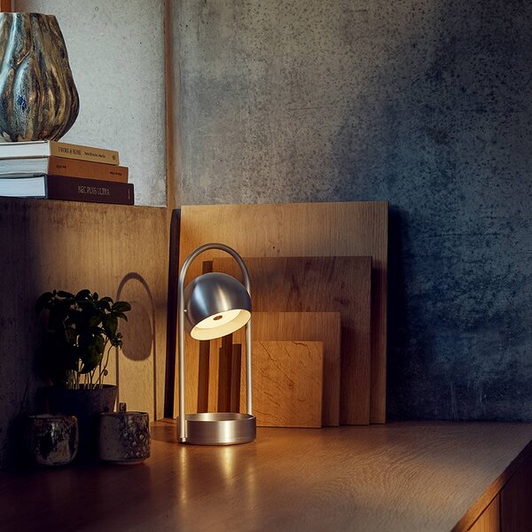FRANDSEN Stolová LED lampa Ball Portable, hliník brúsený, Hliník / sivá / zinok, Obývacia izba / jedáleň, kov, Dizajn, Stojacie svietidlo