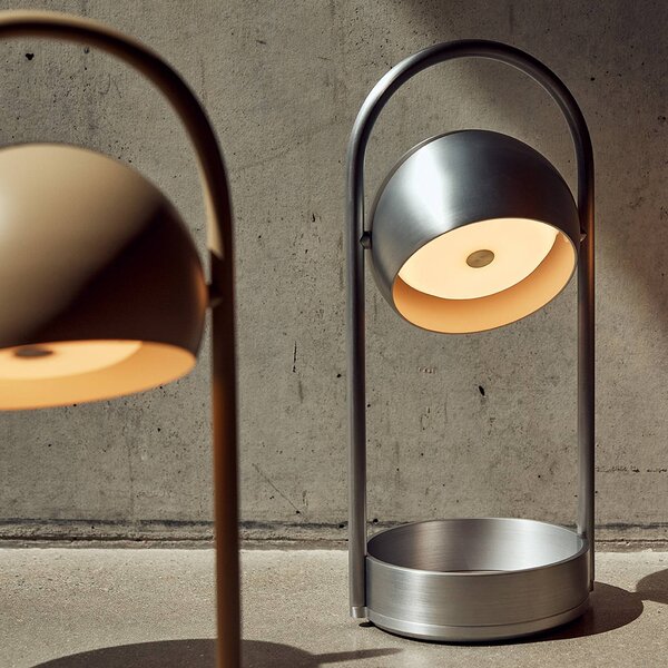 FRANDSEN stolová LED lampa Ball Portable, pieskovo sivá, oceľ, Hliník / sivá / zinok, Obývacia izba / jedáleň, kov, Dizajn, Stojacie svietidlo
