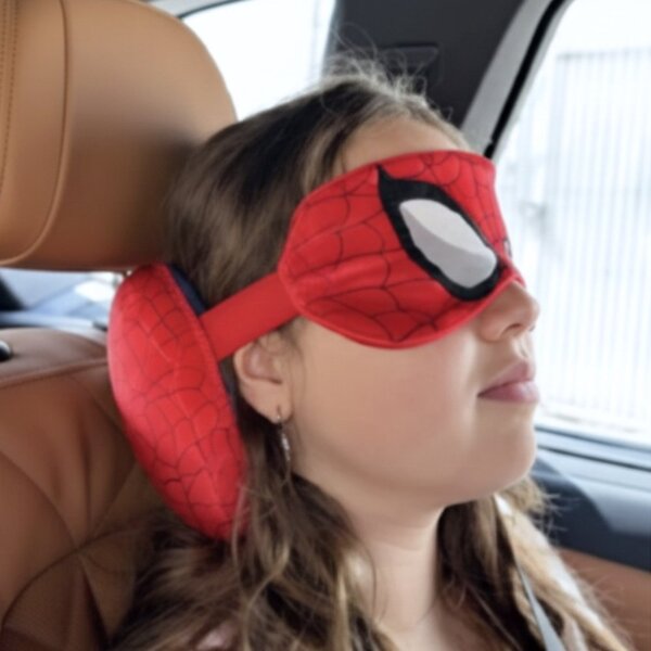 Plyšový cestovný vankúšik s očnou maskou Spiderman