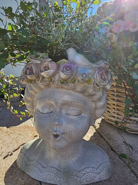 Šedý antik kvetináč hlava ženy s ružami a vtáčikmi - 22*20*26 cm - Clayre & Eef