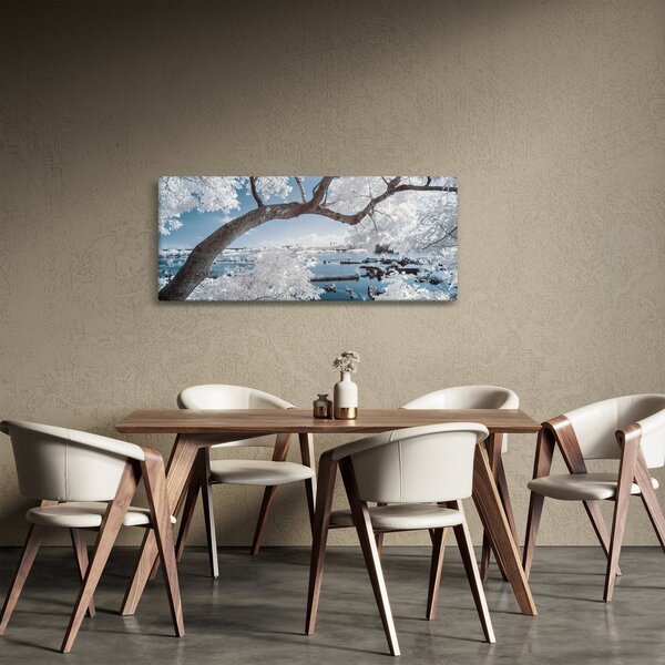 Obraz zasneženého stromu pri vode (120x50 cm)