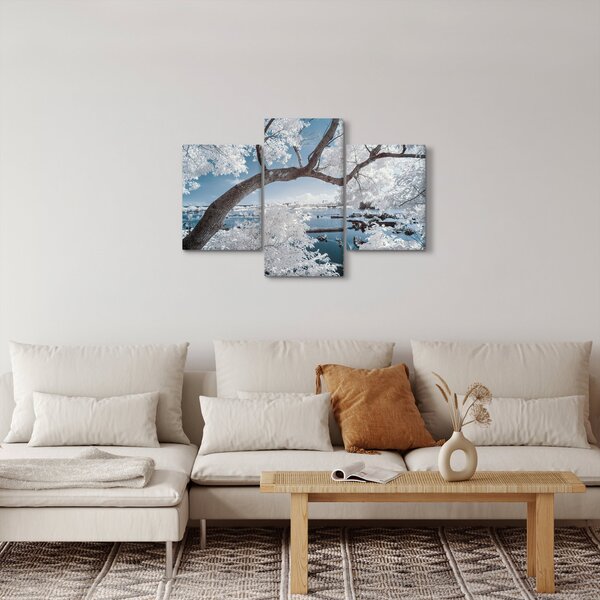 Obraz zasneženého stromu pri vode (90x60 cm)