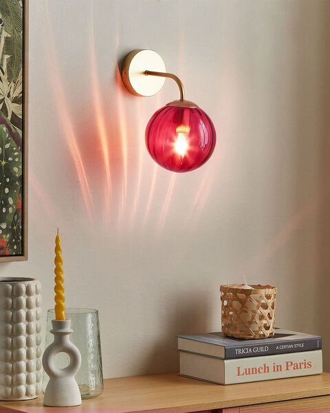 Nástenná lampa bordová a zlatá sklenená kovová 28 cm guľaté tienidlo osvetlenie do spálne obývačky retro art deco