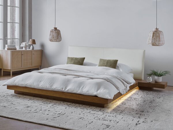 Posteľ v japonskom štýle prírodný jaseň 160 x 200 cm nízky drevený rám postele z MDF koženkové čelo LED podsvietenie nočné stolíky