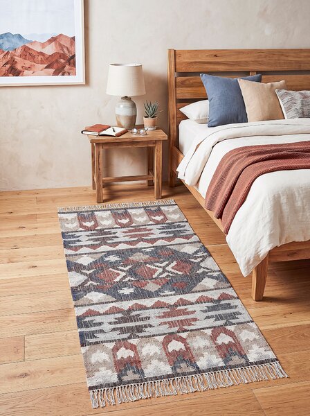 Koberec viacfarebný jutový 80 x 150 cm obdĺžnikový geometrický vzor so strapcami ručne tkaný boho štýl obývacia izba spálňa