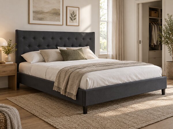 Posteľ tmavosivá látkové čalúnenie 180 x 200 cm prešívané čelo s gombíkmi v štýle Chesterfield lamelový rošt drevené nohy moderný štýl spálňa