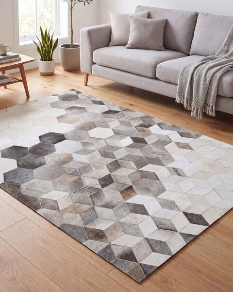 Koberec sivá biela béžová hovädzia koža 140 x 200 cm geometrický patchworkový vzor ručná výroba obdĺžnikový tvar moderný štýl obývačka spálňa