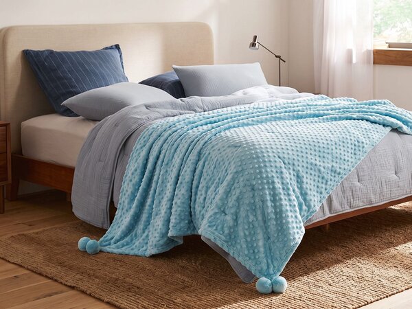 Deka svetlomodrá polyester 200 x 220 cm bez vzoru jednofarebná s brmbolcami prikrývka moderný štýl doplnky obývačka spálňa