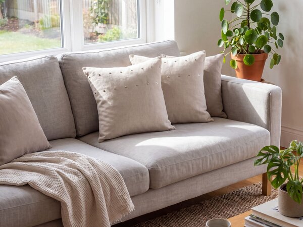 Sada 2 dekoratívnych vankúšov béžová polyester 45 x 45 cm štvorcový tvar bez vzoru jednofarebná moderný štýl doplnky