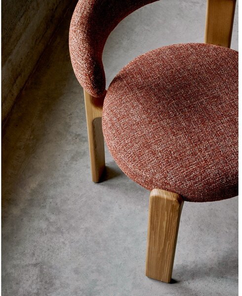 Jedálenská stolička z jaseňového dreva v prírodnej farbe/v terakotovej farbe Granite – Kave Home
