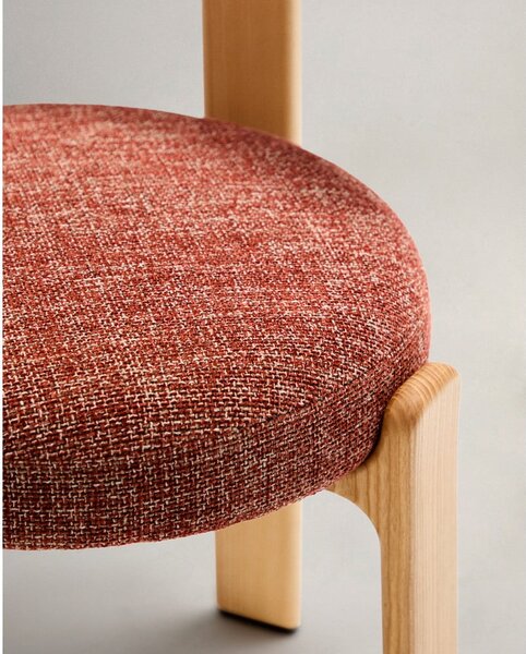 Jedálenská stolička z jaseňového dreva v prírodnej farbe/v terakotovej farbe Granite – Kave Home