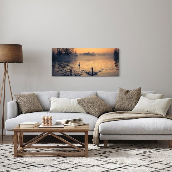 Obraz labutí na vode v hmle (120x50 cm)