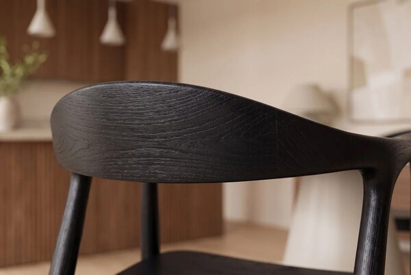 Moderná dizajnová čierna jedálenská stolička Elvar z masívneho dreva sungkai s opierkami na ruky 61 cm