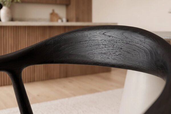 Moderná dizajnová čierna jedálenská stolička Elvar z masívneho dreva sungkai s opierkami na ruky 61 cm