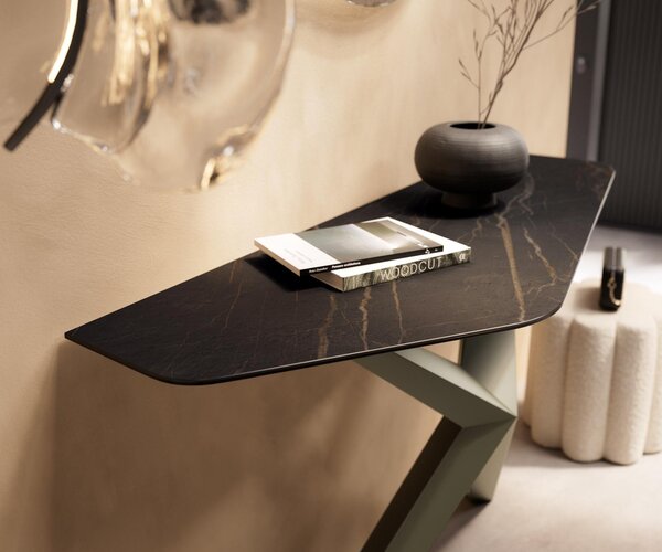 DELIFE Konzolový stolík Edge polygonálny 140×50 cm keramika Laminam® Noir Desir hnedá Zentharo kov titánová farba