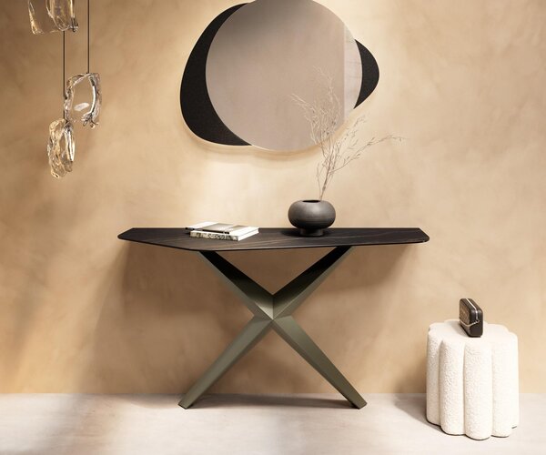 DELIFE Konzolový stolík Edge polygonálny 140×50 cm keramika Laminam® Noir Desir hnedá Zentharo kov titánová farba