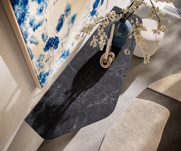 DELIFE Konzolový stolík Edge polygonálny 140×50 cm keramika Laminam® Nero Greco antracitová Zentharo kov čierna