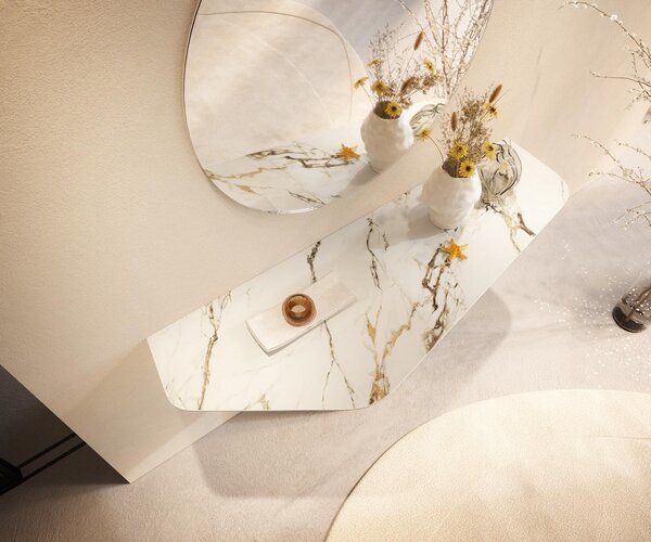 DELIFE Konzolový stolík Edge polygonálny 140×50 cm keramika Calacatta Luxe bielo-zlato-šedá Spios kov titánová farba