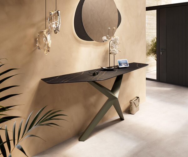 DELIFE Konzolový stolík Edge polygonálny 180×50 cm keramika Laminam® Noir Desir hnedá Zentharo kov titánová farba