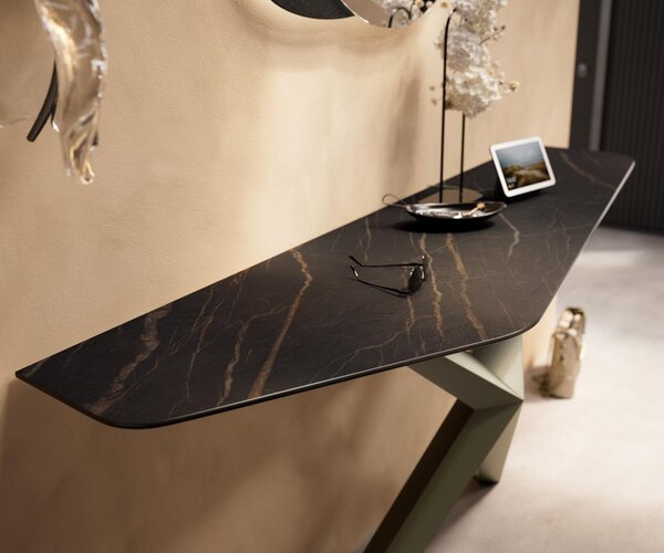 DELIFE Konzolový stolík Edge polygonálny 180×50 cm keramika Laminam® Noir Desir hnedá Zentharo kov titánová farba