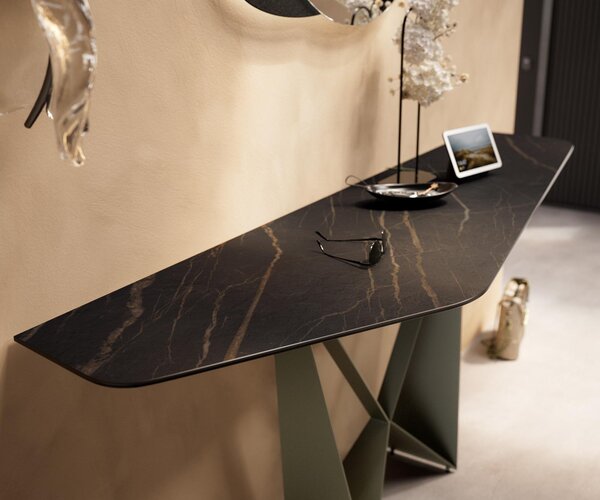 DELIFE Konzolový stolík Edge polygonálny 180×50 cm keramika Laminam® Noir Desir hnedá Spios kov efektový povrch titánová