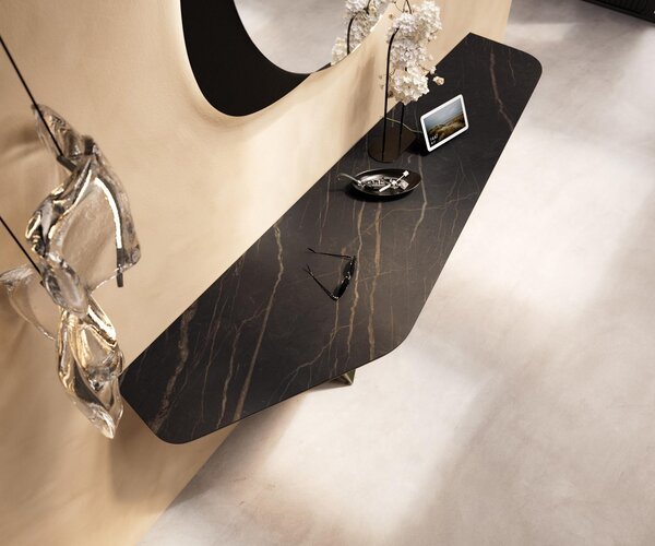 DELIFE Konzolový stolík Edge polygonálny 180×50 cm keramika Laminam® Noir Desir hnedá Spios kov efektový povrch titánová