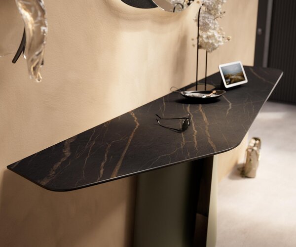DELIFE Konzolový stolík Edge polygonálny 180×50 cm keramika Laminam® Noir Desir hnedá Livos kov titanová farba