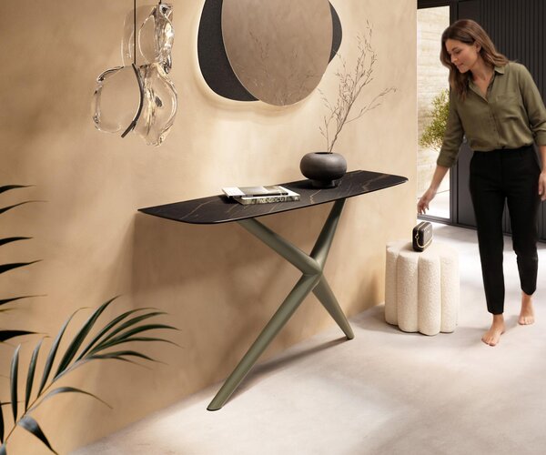 DELIFE Konzolový stolík Edge zaoblený tvar 140×40 cm keramika Laminam® Noir Desir hnedá Estelo kov titánová farba