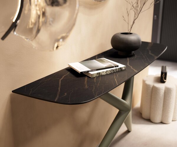 DELIFE Konzolový stolík Edge zaoblený tvar 140×40 cm keramika Laminam® Noir Desir hnedá Estelo kov titánová farba
