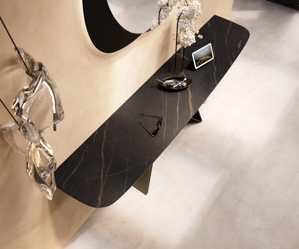 DELIFE Konzolový stolík Edge zaoblený tvar 180×40 cm keramika Laminam® Noir Desir hnedá Velio kov titánová farba