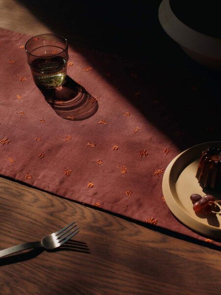 Ferm Living Behúň Baies, dark grape / picante red