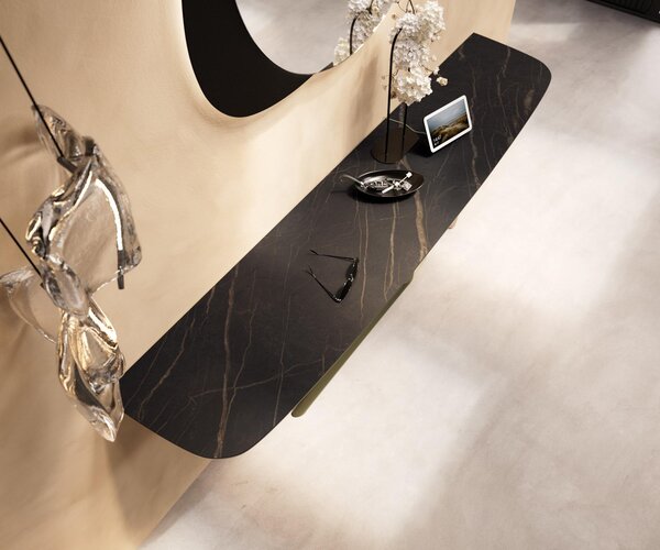DELIFE Konzolový stolík Edge zaoblený tvar 180×40 cm keramika Laminam® Noir Desir hnedá Estelo kov titánová farba