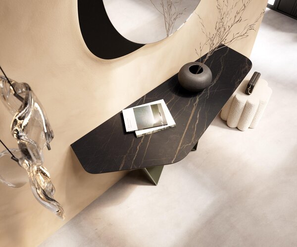 DELIFE Konzolový stolík Edge polygonálny 140×50 cm keramika Laminam® Noir Desir hnedá Spios kov titánová farba