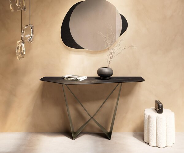 DELIFE Konzolový stolík Edge polygonálny 140×50 cm keramika Laminam® Noir Desir hnedá Spios kov titánová farba